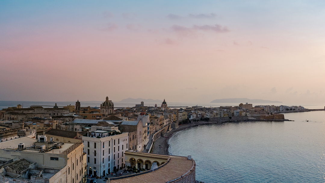 Vista del Golfo di Trapani al tramonto Moving and Travel agenzia di prenotazione trasferimento passeggeri