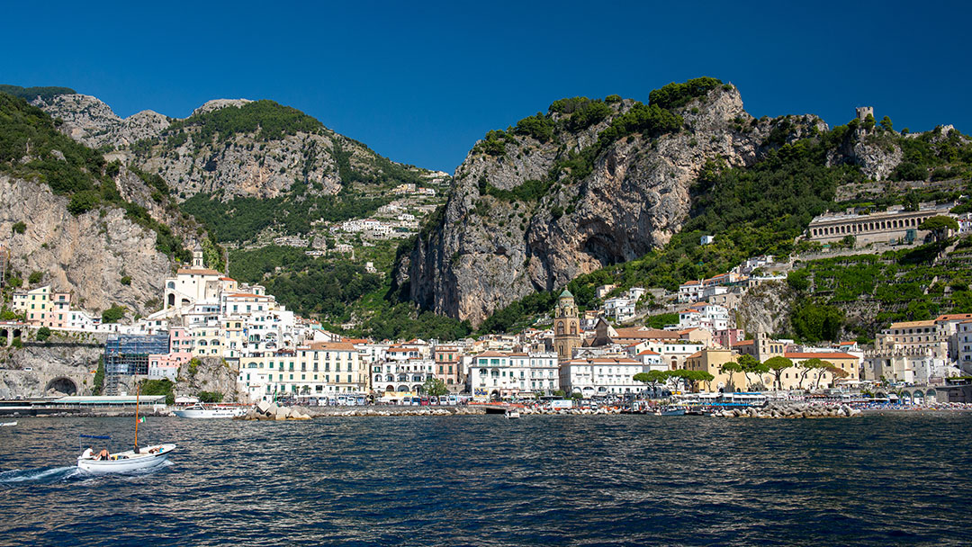 Vista dal mare di Amalfi Moving and Travlel